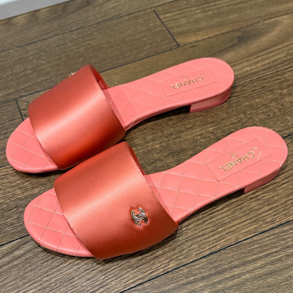CHANEL Women's Peach / Salmon silk Slide Sandals. Size 41. Never worn.Brand new